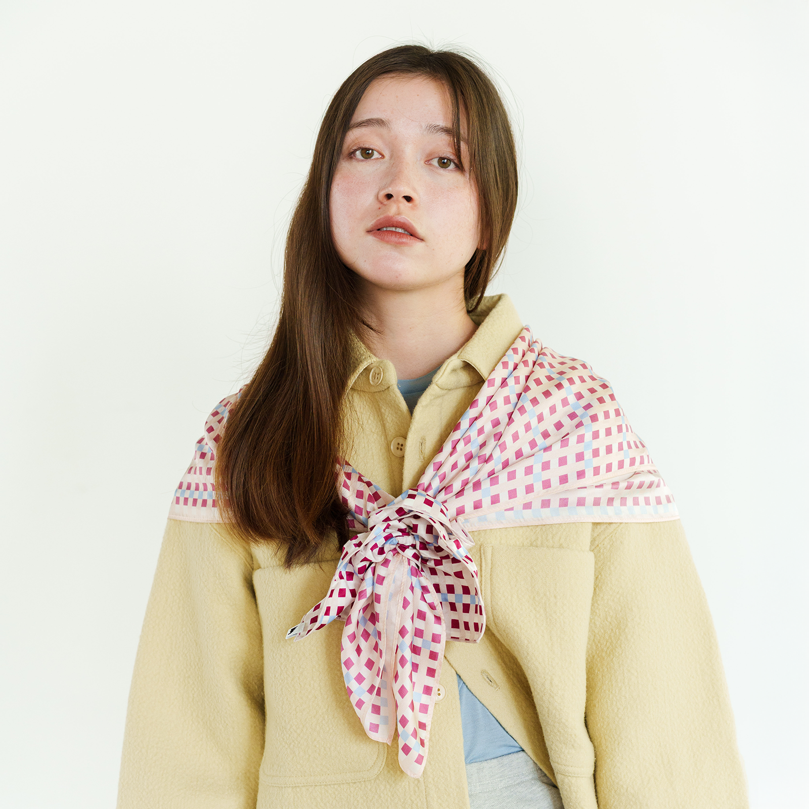 スカーフ:格子 エンジ|日中はスカーフとして首元に巻いた着用例