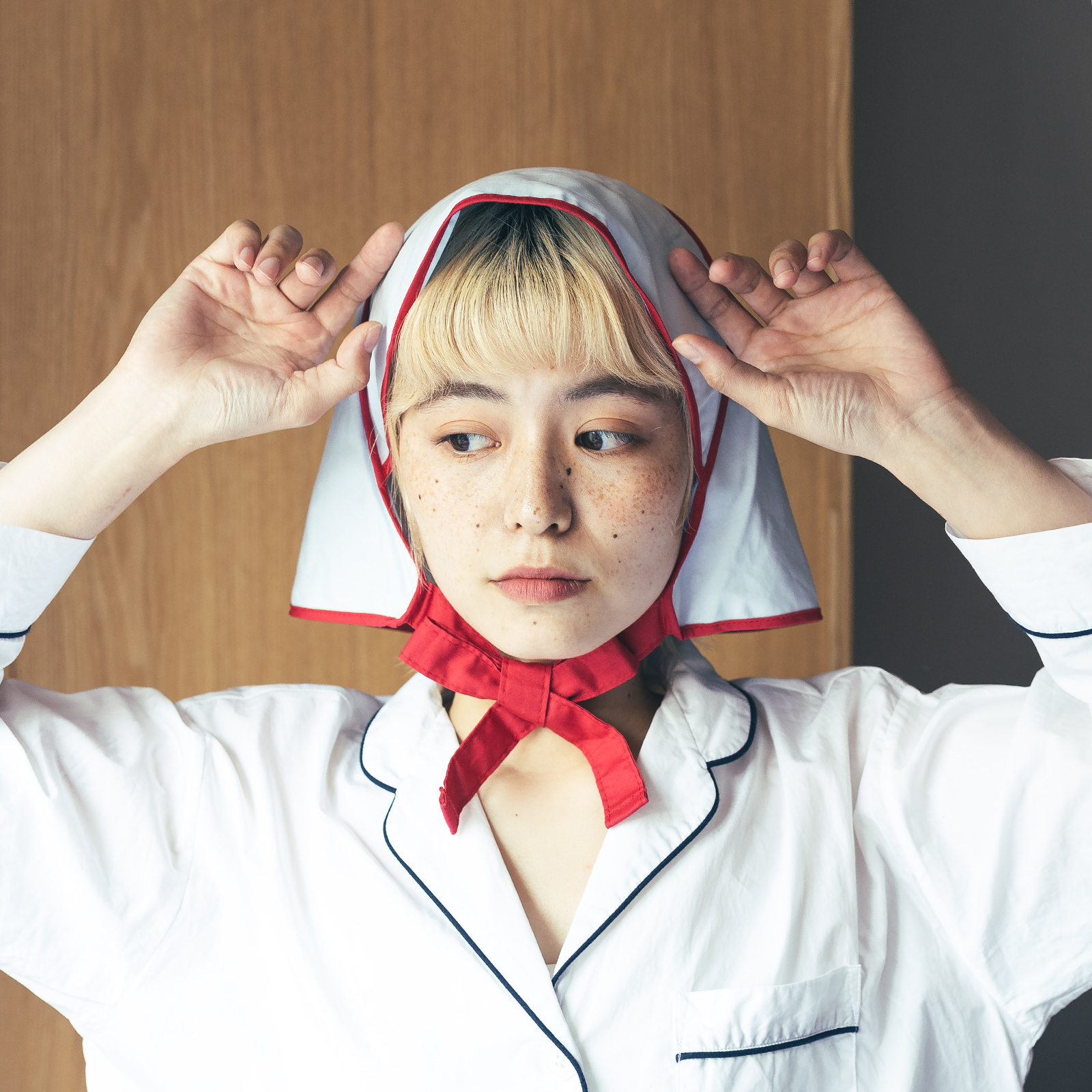 ナイトキャップ シスター ペールブルーレッドの着用｜顔の下でリボンを結ぶショートヘア向けナイトキャップ