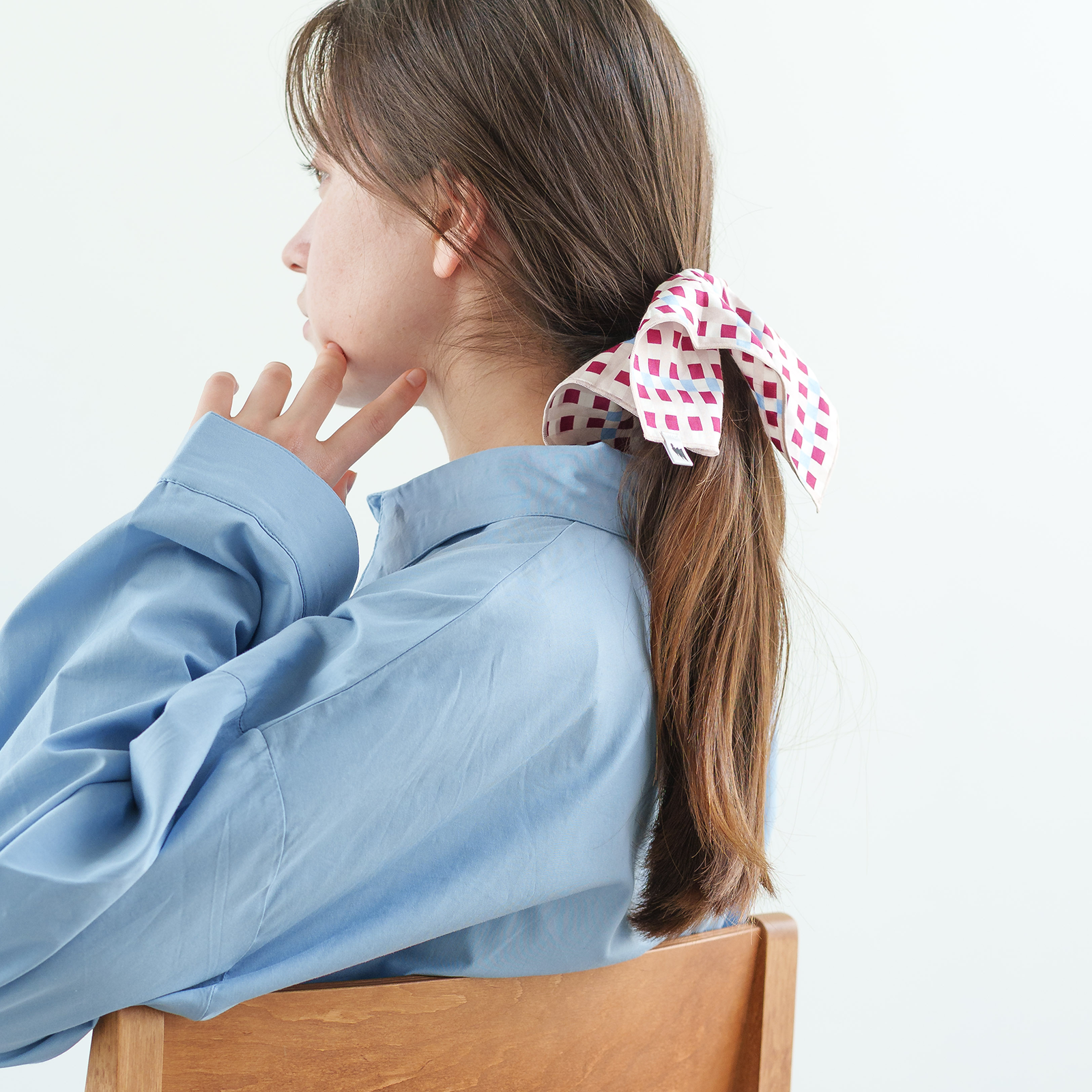 シュシュ：格子 エンジ｜日中はヘアアクセサリーとして髪をまとめた着用例